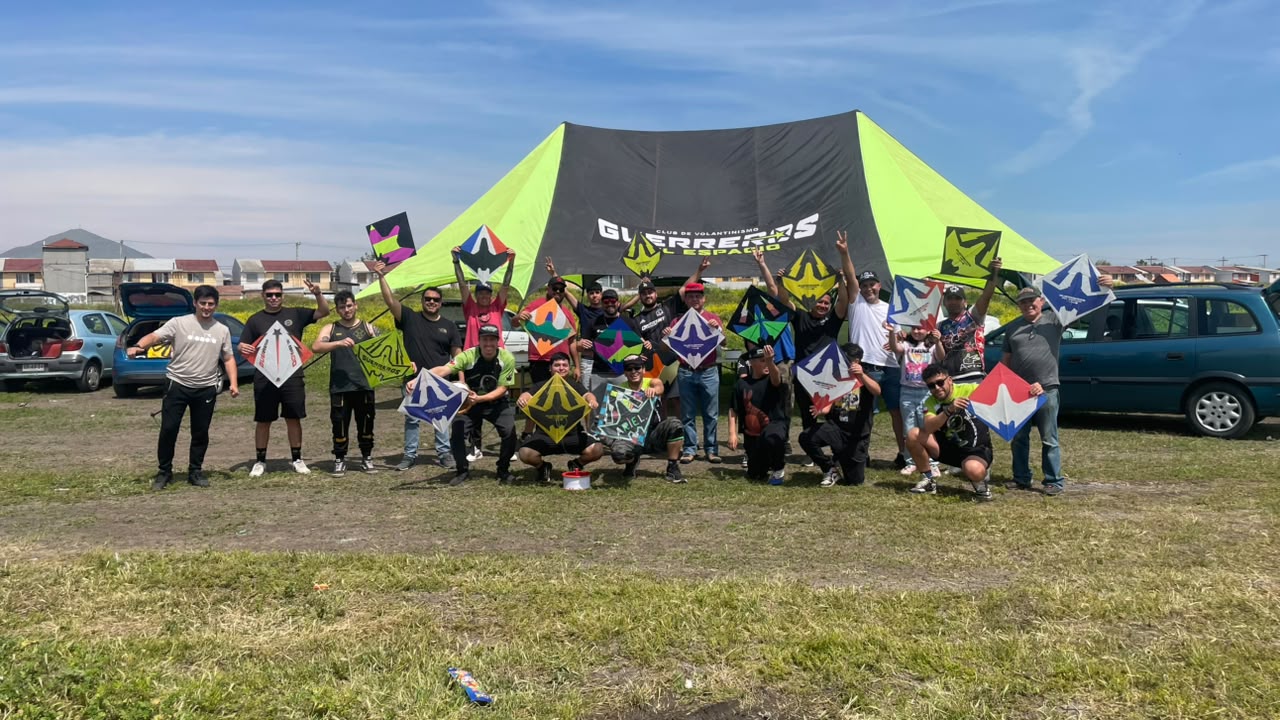 Integrantes del club con sus volantines frente a la carpa verde y negra